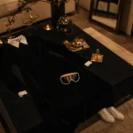 Soiree chic detaille choc : robe en velours noir, détail futuriste et style baskets