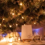 Décoration plafond mariage : suspensions végétales et guirlandes au-dessus de table