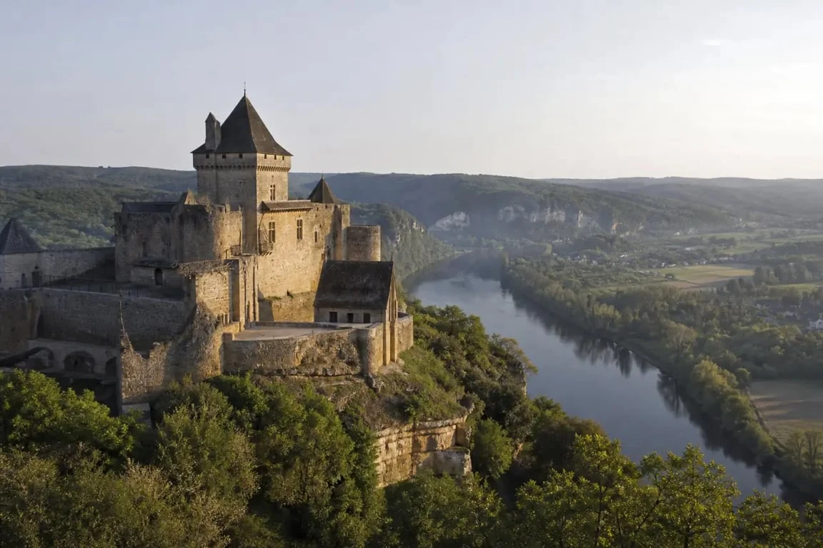 Château castel rouge dordogne : vue panoramique du château de Castelnaud dominant la vallée de la Dordogne