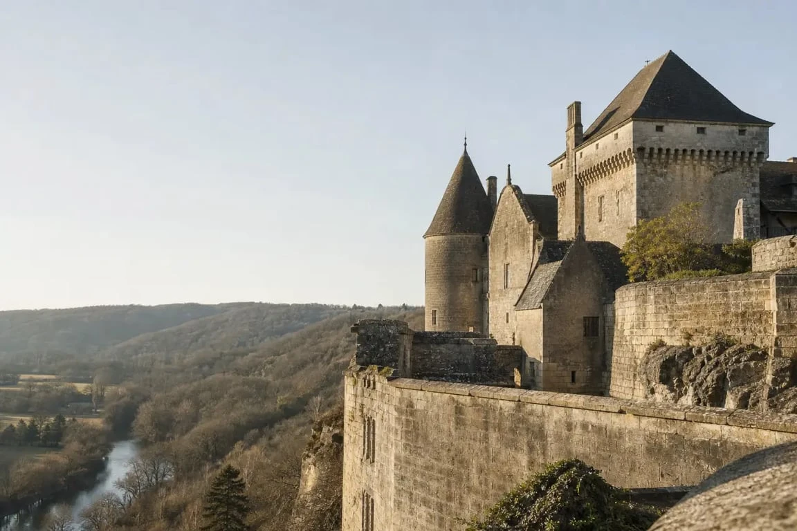 Le château de Montréal en Dordogne avec ses remparts et la vallée de la Crempse