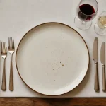 Dressage table à la française : couverts, verres et serviette bien placés