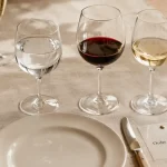 Dressage de table ordre des verres : verres à pied alignés et flûte à champagne