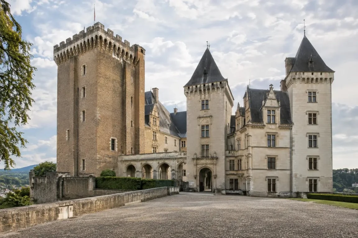 Château de Pau visites : vue de la cour d’honneur et des remparts