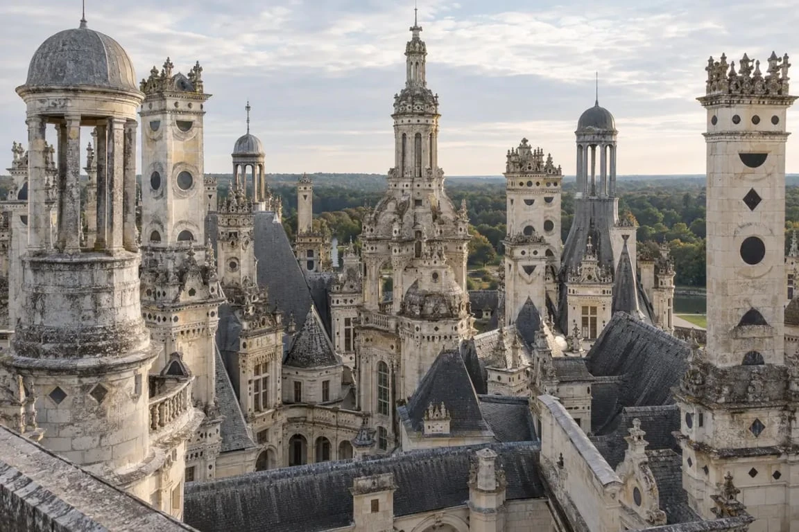 Château aux 365 cheminées : vue des toitures et terrasses de Chambord