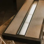 Fenêtre meurtrière verticale avec vitrage opalin