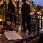 Lieu insolite mariage sur péniche, invités au crépuscule